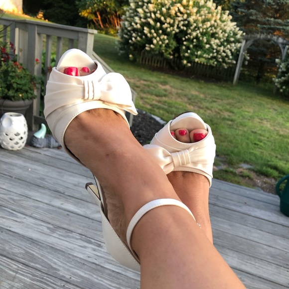 Shoes - Women’s cream/ivory formal heels with bow size 7
